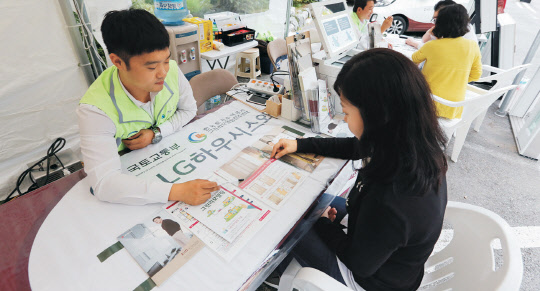 LG하우시스가 '2016 녹색건축한마당'에서 그린리모델링 시장활성화 유공자 단체부문 국토부 장관 표창을 받았다고 17일 밝혔다. LG하우시스 직원이 '찾아가는 그린리모델링 행사'에서 아파트 주민에게 창호 제품을 설명하고 있는 모습.     LG하우시스 제공